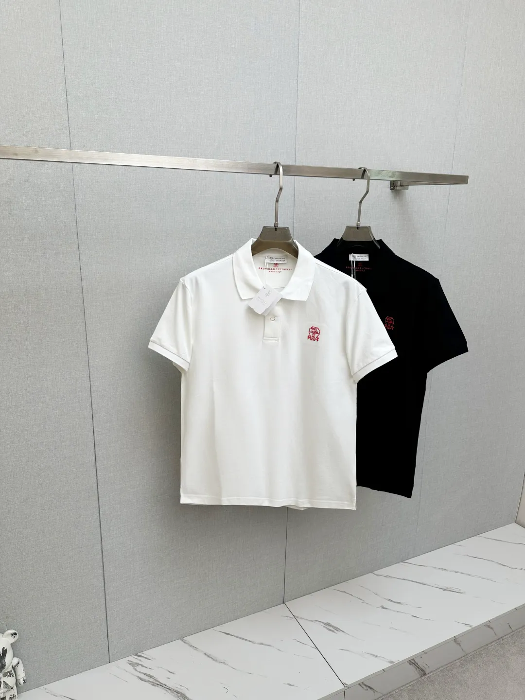 Available at the official New Arrival counter at the same time, men's lapel short-sleeved POLO shirts, Premium mainline Series, imported piqué mercerized cotton fabric, with first-class texture, excellent skin-friendliness, silky and delicate touch, fashionable three-button placket design, small lapels, fashionable and age-reducing, and the upper body is full of Italian accent, full of style. Sizes: M—3XL